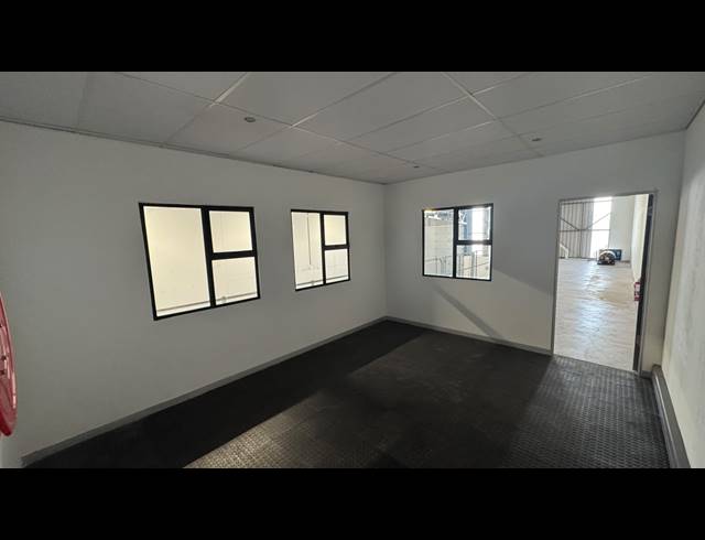 501M² WAREHOUSE TO LET IN LONGLAKE